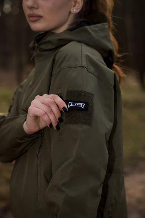 Жіноча куртка вітровка BEZET Protect хакі фото